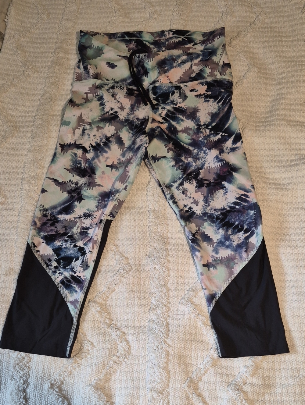NWOT. Under Armour Fly Fast Printed Short Leggings   LG
